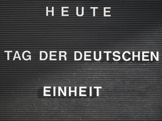 Deutschland, Berlin, Zeichen, heute Tag der Deutschen Einheit, Schreiben - JMF000305