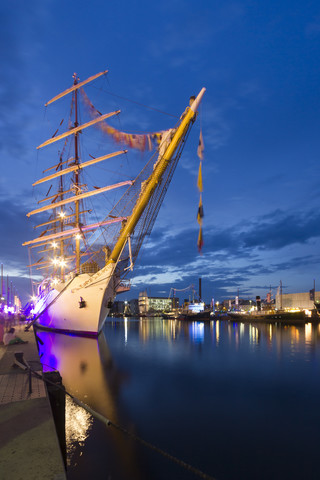 Deutschland, Bremerhaven, Beleuchtete Schiffe im Hafen während des Festes, lizenzfreies Stockfoto