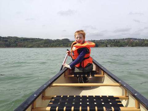 Deutschland, Junge im Kanu auf dem Bodensee, lizenzfreies Stockfoto