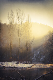Deutschland, Sonnenstrahlen über der Wupper im Winter am Morgen - DWIF000409