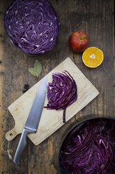 Preparing red cabbage - LVF002527