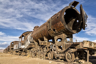 Bolivien, Atacama-Wüste, Uyuini, Blick auf das Wrack einer Dampflokomotive am Eisenbahnfriedhof - STSF000669