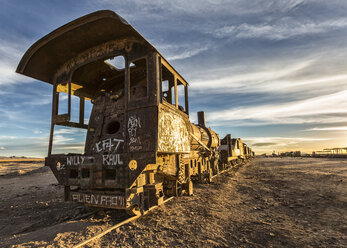 Bolivien, Atacama-Wüste, Uyuini, Blick auf das Wrack einer Dampflokomotive am Eisenbahnfriedhof - STSF000670