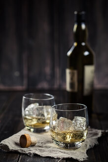 Zwei Becher mit Whisky und Eis - SBDF001587