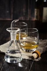 Wasserkaraffe mit Ausguss und Becher mit Whisky - SBDF001589
