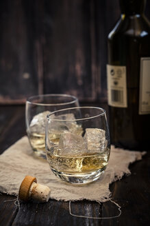 Zwei Becher mit Whisky und Eis - SBDF001592
