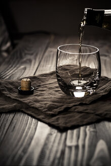 Scotch Single Malt Whiskey wird in einen Tumbler gegossen - SBDF001593