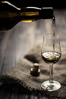 Scotch Single Malt Whiskey wird in ein Nosing-Glas gegossen - SBDF001594