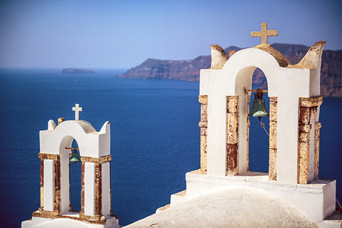 Griechenland, Kykladen, Santorin, Oia, Glockentürme einer Kirche, lizenzfreies Stockfoto