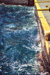 Griechenland, Kykladen, Santorin, bewegtes Wasser an der Kaimauer - EH000024