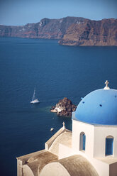 Griechenland, Kykladen, Santorin, Oia, Blick auf Steilküste und Meer mit blauer Kuppel einer Kirche im Vordergund - EHF000025