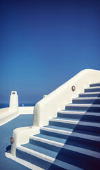 Griechenland, Kykladen, Santorin, Oia, typische Treppe und Terrasse vor blauem Himmel - EH000027