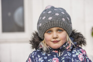 Portrait of little girl wearing wool cap and winter jacket - TCF004473