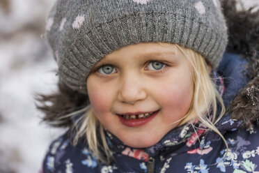 Portrait of little girl wearing wool cap and winter jacket - TCF004475