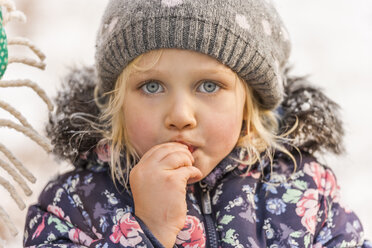 Porträt eines kleinen Mädchens mit Wollmütze und Winterjacke - TCF004479