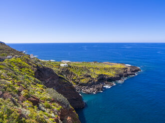 Spanien, Kanarische Inseln, La Palma, Barlovento, La Fajana, Blick auf Steilküste mit Naturbad - AMF003535