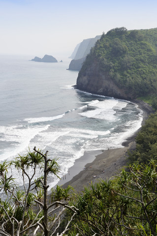 USA, Hawaii, Big Island, Blick vom Pololu-Tal auf die Bucht mit schwarzem Sandstrand, lizenzfreies Stockfoto