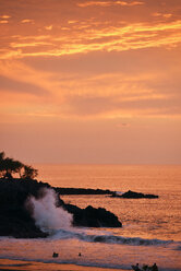USA, Hawaii, Big Island, Hapuna Beach, Sonnenuntergang an der Kohala-Küste mit Brandungswellen und badenden Menschen - BR000898