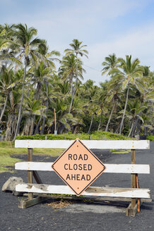 USA, Hawaii, Big Island, Pahala, Straßensperre am schwarzen Sandstrand von Punaluu - BRF000905