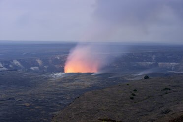 USA, Hawaii, Big Island, Volcanoes National Park, Kilauea Caldera mit Vulkanausbruch des Halemaumau - BR000910