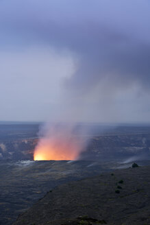 USA, Hawaii, Big Island, Volcanoes National Park, Kilauea Caldera mit Vulkanausbruch des Halemaumau - BR000911