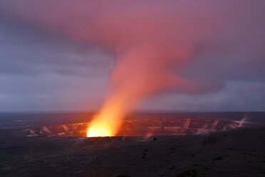 USA, Hawaii, Big Island, Volcanoes National Park, Kilauea Caldera mit Vulkanausbruch des Halemaumau - BRF000912