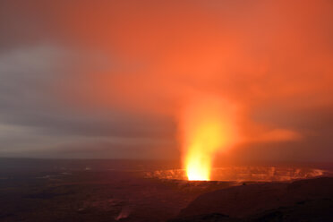 USA, Hawaii, Big Island, Volcanoes National Park, Kilauea Caldera mit Vulkanausbruch des Halemaumau bei Nacht - BR000913
