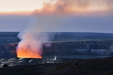 USA, Hawaii, Big Island, Volcanoes National Park, Kilauea Caldera mit Vulkanausbruch des Halemaumau - BRF000915