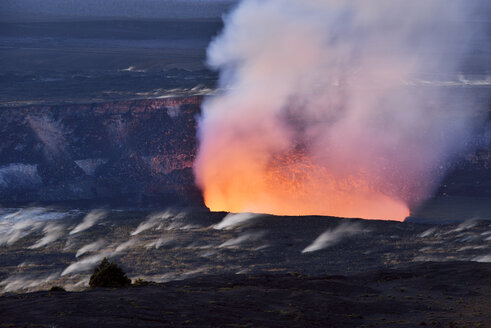 USA, Hawaii, Big Island, Volcanoes National Park, Kilauea Caldera mit Vulkanausbruch des Halemaumau - BRF000916