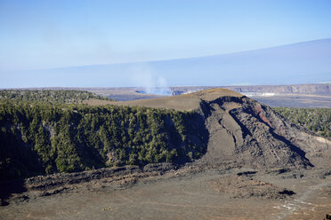 USA, Hawaii, Big Island, Volcanoes National Park, Kilauea Iki und Halema'uma'u-Krater mit Mauna Loa - BRF000923