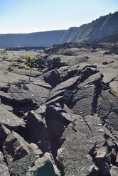 USA, Hawaii, Big Island, Volcanoes National Park, geborstene Lavafelsen des Kilauea Iki-Kraters - BRF000927
