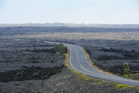 USA, Hawaii, Big Island, Volcanoes National Park, Chain of Craters Straße zwischen Lavafeldern, lizenzfreies Stockfoto