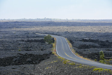 USA, Hawaii, Big Island, Volcanoes National Park, Chain of Craters Straße zwischen Lavafeldern - BRF000934