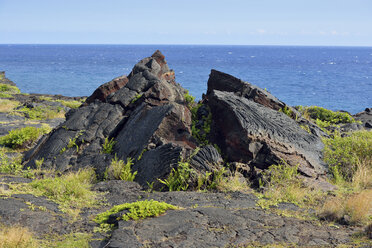 USA, Hawaii, Big Island, Volcanoes National Park, geplatzte Lavafelsen vor dem Meer - BRF000940