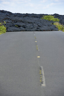 USA, Hawaii, Big Island, Volcanoes National Park, erstarrte Lava auf der Fahrbahn der alten Chain of Craters Road - BRF000941