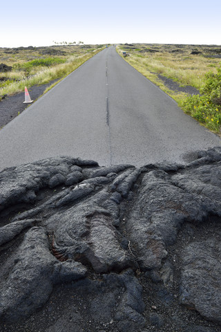 USA, Hawaii, Big Island, Volcanoes National Park, erstarrte Lava auf der Fahrbahn der Chain of Craters Road, lizenzfreies Stockfoto