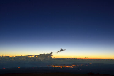 USA, Hawaii, Big Island, Mauna Kea, Blick auf Hilo in der morgendlichen Dämmerung - BRF000968