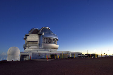 USA, Hawaii, Big Island, Mauna Kea, Blick zum Observatorium im Mondlicht - BRF000948