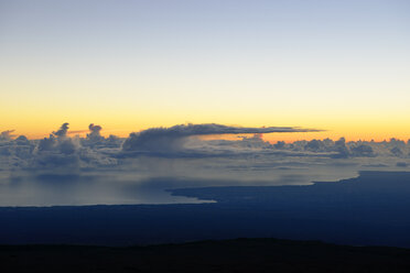 USA, Hawaii, Big Island, Mauna Kea, Blick auf Regenwolken über dem Meer in der morgendlichen Dämmerung - BR000951