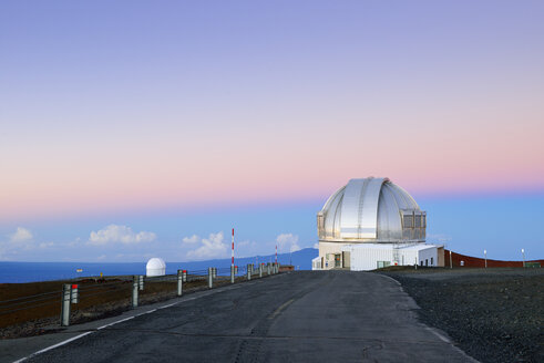 USA, Hawaii, Big Island, Mauna Kea, view to observatory at morning twilight - BRF000952