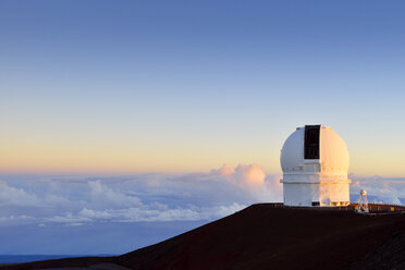 USA, Hawaii, Big Island, Mauna Kea, Blick zur Sternwarte bei Morgenlicht - BRF000955