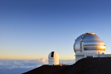 USA, Hawaii, Big Island, Mauna Kea, Blick auf Observatorien bei Morgenlicht - BRF000956