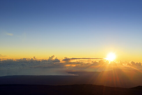 USA, Hawaii, Big Island, Mauna Kea, sunrise over Hilo - BRF000958