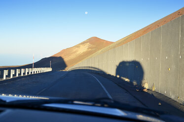 USA, Hawaii, Big Island, Mauna Kea, Blick durch die Windschutzscheibe - BRF000960