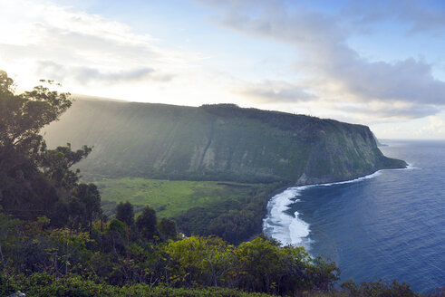 USA, Hawaii, Big Island, Waipio Valley and bay at evening light - BRF000980