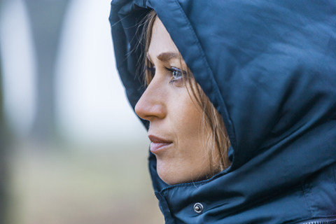 Frau mit blauer Kapuze, Nahaufnahme, lizenzfreies Stockfoto