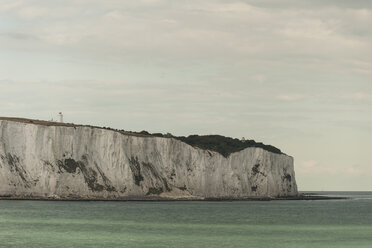 Great Britain, England, Dover, Chalk Coast, White Cliffs and lighthouse - PAF001110