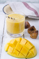 Mango-Smoothie und getrocknete Feigen - ODF000914