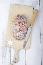 Weihnachtsstollen auf dem Schneidebrett - ODF000921