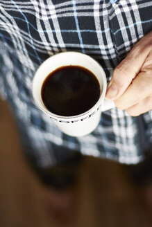 Mann im Pyjama mit einer Tasse Kaffee, Teilansicht - HAWF000548